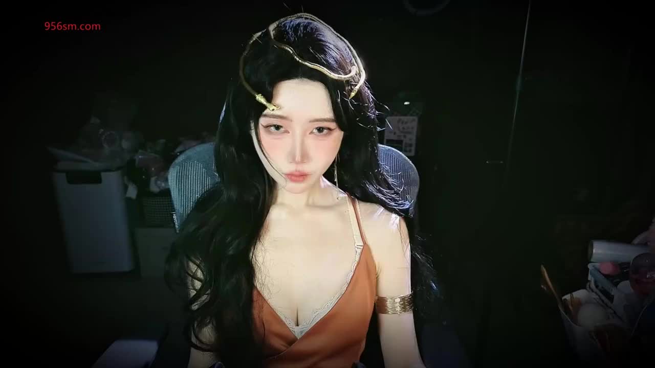 #秋水  异域蛇女 异域风情蛇女の孔雀鱼近距离怼脸